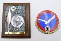 Los 10001 <br>2 Plaketten ADAC, "Frigenfahrt 1966" und "Zielfahrt nach München 1958", Metall und Emaille, 1 x auf Holzplatte befestigt, diese: 14,5 x 13 cm, Münchenplakette: 11 x 7,5 cm, mit leichten Altersspuren