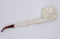 Los 10002 <br>Meerschaumpfeife mit Löwenkopf, Mundstück aus Bakelit, L. 29 cm, ein Zahn abgebrochen