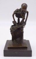 Los 10003 <br>Bronzefigur "Der Denker", sig. Milo, H. 15 cm, Steinsockelsockel ca. 8,5 x 8, 3 cm