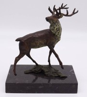 Los 10004 <br>Bronzefigur Hirsch auf Steinsockel, schwach coloriert, Österreich, H. 14,5 cm, Sockel: 7,5 x 12,5 cm