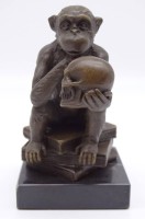 Los 10005 <br>Bronzefigur nach Reinold, Affe mit Schädel, Paris, H. 14 cm, Steinsockel: 8 x 8,4 cm