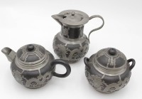 Auktion 338 / Los 15507 <br>Kaffeekern  Wen Hua Shun Keramik/Zinn, China, H-13 cm, gut erhalten
