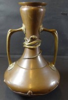 Los 10031 <br>Kupfer/Messing Vase, China, Hals mit umlaufender Schlange, eine Seite mit Delle, H-30 cm,