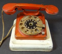 Los 7001 <br>kl. Blech-Kindertelefon, Schlüsselaufzug, Klingel funktioniert, ohne passenden Schlüssel, bespielt, Blech verbeult,beschlagen, H-6 cm, 12x9 cm