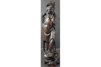 Auktion 338 / Los 15514 <br>Holzschnitzerei, chinesischer Gelehrter, mit Silber?-Einlagen, H-32 cm