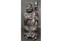 Auktion 338 / Los 15512 <br>Holzschnitzerei, sitzender Buddha, mit Silber?-Einlagen, Altersspuren, H-21 cm