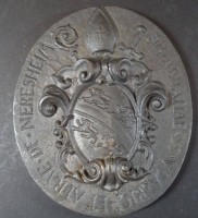 Los 10041 <br>ovale Eisenplatte mit Wappen des Benediktinerklosters Neresheim, 16x14 cm