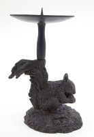 Los 10044 <br>Kerzenhalter mit Eichhörnchenfigur, Metall geschwärzt, H. 10 cm