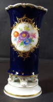 Los 1023 <br>kl. Orunkvase "Meissen" Kobalt mit Blumenbouquet, H-14 cm, D-7 cm, am Stand kl. Klebestelle, 1.Wahl