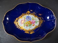 Los 1024 <br>ovale kleine Prunkschale "Meissen" kobalt mit gold und Blumen, 19x14,5 cm, Schwerter durchschliffen