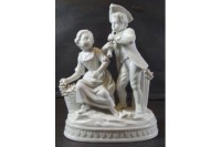 Auktion 369<br>Junges Paar mit Fl&ouml;te und Traubenkorb "Dresden"Potschappel, weiss, H-17 cm, B-14 cm