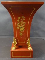 Los 10047 <br>gr. Metall-Vase, rot mit Golddekor, H-28 cm, 18x18 cm