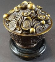 Los 10049 <br>Tischdekoration, Bronze-Schale voller chines. Münzen, H-10 cm, D-10 cm, auf Holzsockel