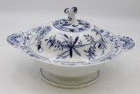 Los 1042 <br>gr. Deckelterrine, Meissen, Schwertermarke, Zwiebelmuster, 1. Wahl, ca. H-20cm.