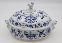 Los 1043 <br>ovale Deckelterrine, Meissen, Schwertermarke, Zwiebelmuster, 3 Schleifstriche, ca. H-20cm B-30cm.