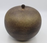 Los 2016 <br>gr. bauchige Kunstkeramik.Vase, Ingeborg Zenker, signiert, brauner Scherben, ca. H-22cm.