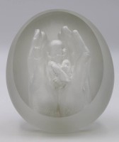 Los 3014 <br>kugelförmige Plastik , Schutz des ungeborenen Lebens, signiert Kristian Klepsch, farbloses Glas, formgeschmolzen, geschliffen und poliert, H-9cm.