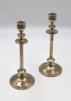 Los 4041 <br>Paar schwere Leuchter, versilbert, gemarkt, H-ca. 24,5cm .