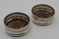 Los 4046 <br>2x Flaschenhalter, Sheffield England, versilbert, Holzboden, je H-5cm D-11,5cm.