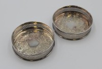 Los 4047 <br>2x Flaschenuntersetzter , Plated, England, je H-2,5cm D-10cm.