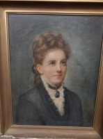 unleserl. signiertes Frauenportrait um 1900,Öl/Leinen,  alt gerahmt, RG 70x55 cm