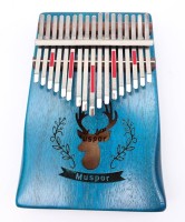 Los 11043 <br>Kalimba von Muspor mit Hirschmotiv mit Tasche, inkl. Stimmhammer und Fingerschutzplektren, anbei Anleitung (nicht zugehörig)