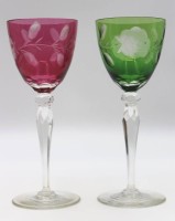 Los 3041 <br>2x Weingläser, Buntglas, floraler Schliff, ca. H-20,5cm.