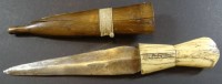 Los 11066 <br>antikes Messer in Holzscheide, Beingriff, Altersspuren, L-23,5 cm