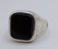 Los 5067 <br>800er-Silberring mit schwarzer Platte, Kopf: 1,5 x 1,5 cm, RG 62, 5 gr., mit Altersspuren