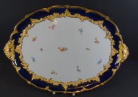 Los 8000 <br>grosse ovale Prunkplatte "Meissen", kobalt mit Gold und Streublumen, Schwertermarke durchschliffen, 45x31 cm