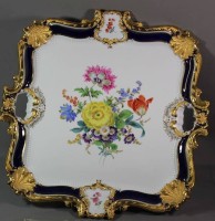 Los 8001 <br>gr. Prunkplatte "Meissen" Blumenbouquet mit Kobalt-Rand, 1.Wahl, 41x41 cm, sehr gut erhalten