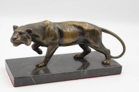 Los 15026 <br>schreitender Tiger auf Marmor, Bronze, H-12cm B-23,5cm.