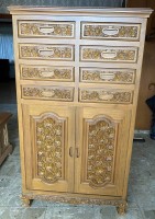 Auktion 332 / Los 15531 <br>schwer floral beschnitzte Kommode, wohl Indonesien, Massivholz, oben 8 Schubladen, unten zwei Türen, ca. 155x85x45,5 cm, schwere Qualität