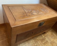 Auktion 332 / Los 15534 <br>gr. asiatische Holztruhe, beschnitzt, gut erhalten, H-ca. 60cm B-100cm T-50cm