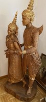 Auktion 332 / Los 15539 <br>Tempeltänzer Paar, lebensgross, Thailand, H-ca. 180 cm, ca. 150 kg schwer, Holz (Pressholz?), einige Finger geleimt
