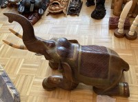 Los 15518 <br>gr. liegender Elefant mit erhobenen Rüssel, Indien, Holzschnitzerei, ca. H-65cm L-95cm.