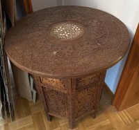 Auktion 332 / Los 15540 <br>kl. runder Tisch, Shishan-Schnitzerei aus Indien, ca. H-63cm D-60cm