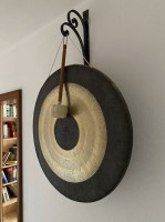 Auktion  / Los 15526 <br>grosser Wand-Gong mit  Halterung, D-ca. 76,5 cm