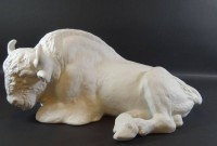 Auktion 338 / Los 8006 <br>grosser liegender Bison "Kaiser", weiss, H-16 cm, L-45 cm