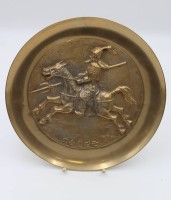 Auktion  / Los 15534 <br>Wandteller, Reiterszene, China, Messing, D-32cm.