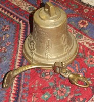 Los 16024 <br>gr. schwere Bronze-Glocke, Reliefdekor, anbei Wandhalterung, Glocke H-25cm ca. D-25,5cm.