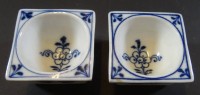 Los 8041 <br>2x kl. Gewürzschälchen "Meissen" Zwiebelmuster, 19.Jhd. 1.Wahl, H-2 cm, 4x4 cm