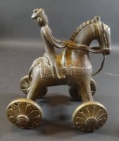Auktion  / Los 15541 <br>Bronze-Pferd mit Reiter, auf Rädern, wohl Kinderspielzeug, Altersspuren, ungepflegt, H-15 cm, 14x10 cm