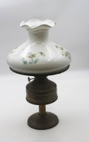 Los 16037 <br>Petroleumlampe, 19. Jhd., Messingstand dieser mit Druckstellen, Milchglas-Schirm mit floraler Bemalung, H-46cm.
