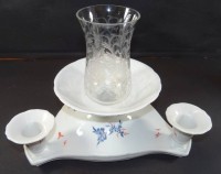 Auktion 363<br>Meissen grosser dreieckiger Kerzenständer, mittig mit Windlicht, 1.Wahl, floral bemalt,3 teilig, H-24 cm, 32x32 cm, Entwurf??