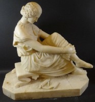 Auktion 338 / Los 15051 <br>sitzende Sappho, Alabaster Bildhauerarbeit um 1870, H-44 cm, 44x23 cm, 24 kg, Ellbeuge mit feinen Spannungsriss?, ansonsten gut erhalten