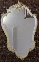 Auktion 332 / Los 14012 <br>Wandspiegel, Roccaille-Rahmen, neuzeitl. , 61 x 92cm.