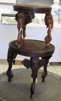 Auktion 332 / Los 15544 <br>Paar kl. Beistelltische, wohl Indonesien, beine mit beschnitzten Elefantenköpfen, ca. H-31cm D-30,5cm und H-38,5cm D-37,5cm.