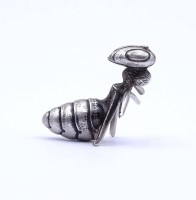 Los 11009 <br>Stehendes Insekt aus Silber (gepr.), ungestempelt, fehlende Fühler?, L. 3,8cm, 22,4g.