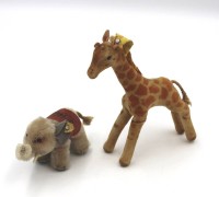 Los 12006 <br>2x ältere Steiff-Tiere, kl. Zirkuselefant und Giraffe, ca. H-16cm, bespielte Erhaltung